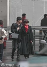 组图：郝蕾机场揉肚疑怀孕 男友体贴相伴