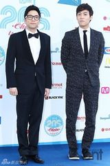 组图：神话李孝利等亮相20代选择颁奖礼蓝地毯