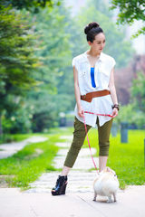 组图：张定涵夏日清凉街拍  携萌宠悠然惬意