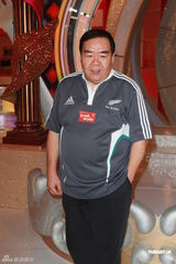 组图：薛家燕亮粉色现身与郑则仕黎耀祥同台