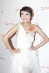 组图：刘心悠婚纱礼服亮相 卓韵芝自曝做“蟹民”