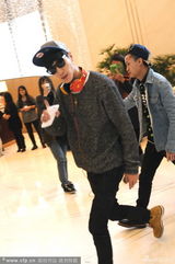 组图：张亮亲切打招呼 助理身后黑面指粉丝