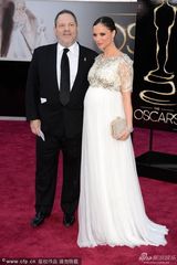 组图：设计师乔治娜-查普曼怀孕遮肚亮相红毯