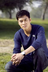 组图：孙玮拍夏日户外写真 阳光帅气柔情兼备