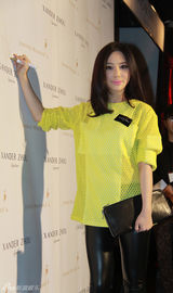 组图：熊乃瑾出席男装秀 未来感中性装扮时尚前卫