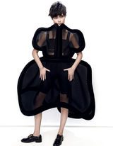 组图：李宇春大片戴羽冠高冷 透明镶钻装秀蛮腰