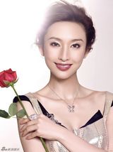 组图：张俪名媛气质写真显高贵 装点秋日阳光