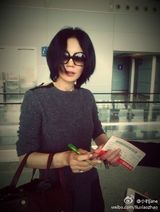 组图：王菲民族风装扮游丽江古镇素颜逛街