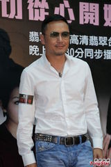 组图：众星宣传《好心作怪》胸贴胸夹汽球