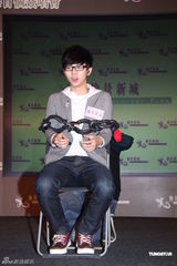 组图：胡夏香港签唱会与粉丝互动玩捆绑游戏