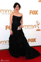 组图：艾美奖红毯 米切尔-福布斯黑色裹胸气质迷人