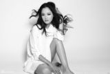 组图：辛芷蕾黑白写真展现性感大气女性风采