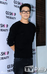 组图：Rainbow高佑丽出席活动展无赘肉身材