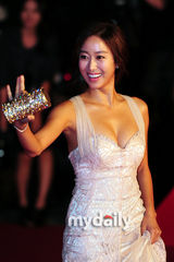 组图：全慧彬低胸长裙亮相 爆乳性感抢镜