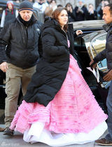 组图：《绯闻女孩》片场莉顿-梅斯特上演吻戏