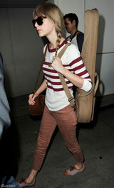 高清组图：泰勒-斯威夫特街拍条纹上衣搭九分裤