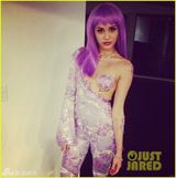 组图：麦莉扮性感饶舌女歌手 紫发裸单乳