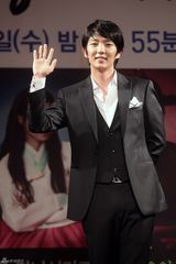 高清组图：李准基申敏儿出席《阿娘使道传》发布会