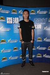 组图：周柏豪花六位数买新车 撇清与何超莲称是朋友