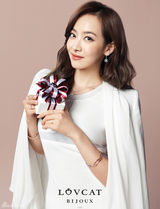 高清组图：f(x)宋茜雪莉美貌对决 尽显淑女风范