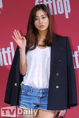 组图：姜素拉站台秀美腿 金宇彬女友美艳