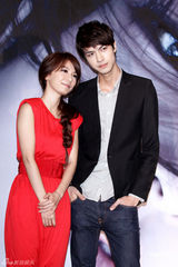 组图：Hebe单飞红裙亮相 与帅哥合影娇俏可人