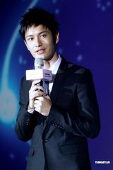 高清图：黄晓明分身有术捞金有方 帅气现身代言活动