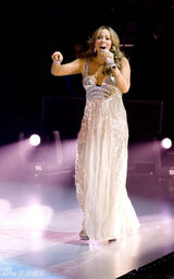 幻灯图：玛丽亚-凯莉跨年演唱会与老公秀恩爱