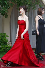 组图：汤唯林秀晶李妍熙出席活动同穿红裙斗艳