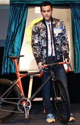 组图：《破风》发布会 彭于晏阮经天基情赛单车