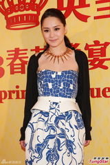 阿娇K先生亮相英皇春茗被哄 阿Sa力挺