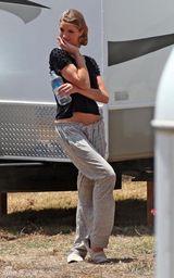 幻灯图集：《变形金刚3》新女星片场休闲不雅姿势