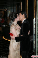 陈晓东与新婚妻子见媒体 深情一吻场面感动(图)