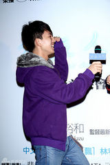 幻灯图：林宥嘉体验一日宅男 与可爱女仆同看电影