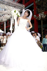 幻灯图：名模隋棠披婚纱亮相 娇俏可人身材窈窕