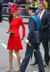 组图：英女王登基60周年游船 凯特王妃鲜艳欲滴