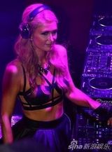 组图：希尔顿夜店当DJ打碟 皮裙狂野内衣外穿