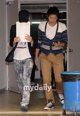 组图：金希澈基础训练结束 变身公益勤务兵服役两年