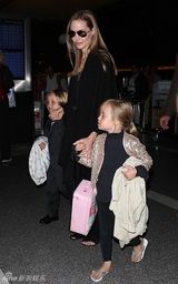 组图：朱莉手擒龙凤双胞胎现身 儿女安静可爱