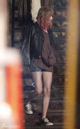 组图：斯威夫特拍MV穿颓废装变小鸟依人