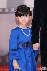 组图：文隽携小女孩走红毯 萝莉呆萌翘莲花指