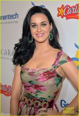 组图：水果姐凯蒂佩里透视花裙豪乳傲人