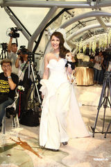 高清：萧亚轩化身纯美新娘 获赠10克拉钻石戒指