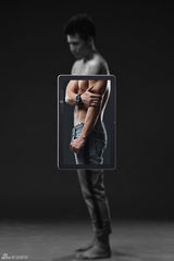 组图：李晨浩半裸登杂志展露型格肌肉