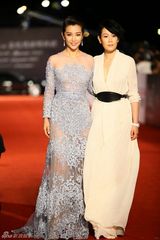 组图：金马红毯群星闪耀 舒淇深V亮胸性感爆棚