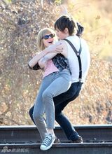 组图：泰勒MV与男模亲昵搂抱 金鸡独立露奶罩