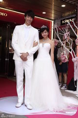 组图：锦荣自曝想三十岁结婚 与陈妍希上演求婚戏