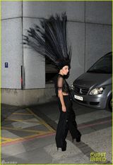 组图：Gaga戴超大孔雀头饰艰难上车俯身露乳