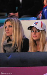 幻灯图集：林赛-罗韩携好友观看冰上曲棍球比赛