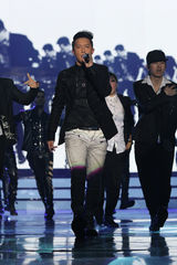 组图：韩庚开场劲歌热舞 获5项奖大赢